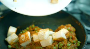 Matar Paneer Recipe in Hindi: हलवाई की तरह स्वादिष्ट मटर पनीर बनाने के लिए इन आसान तरीकों को जानें